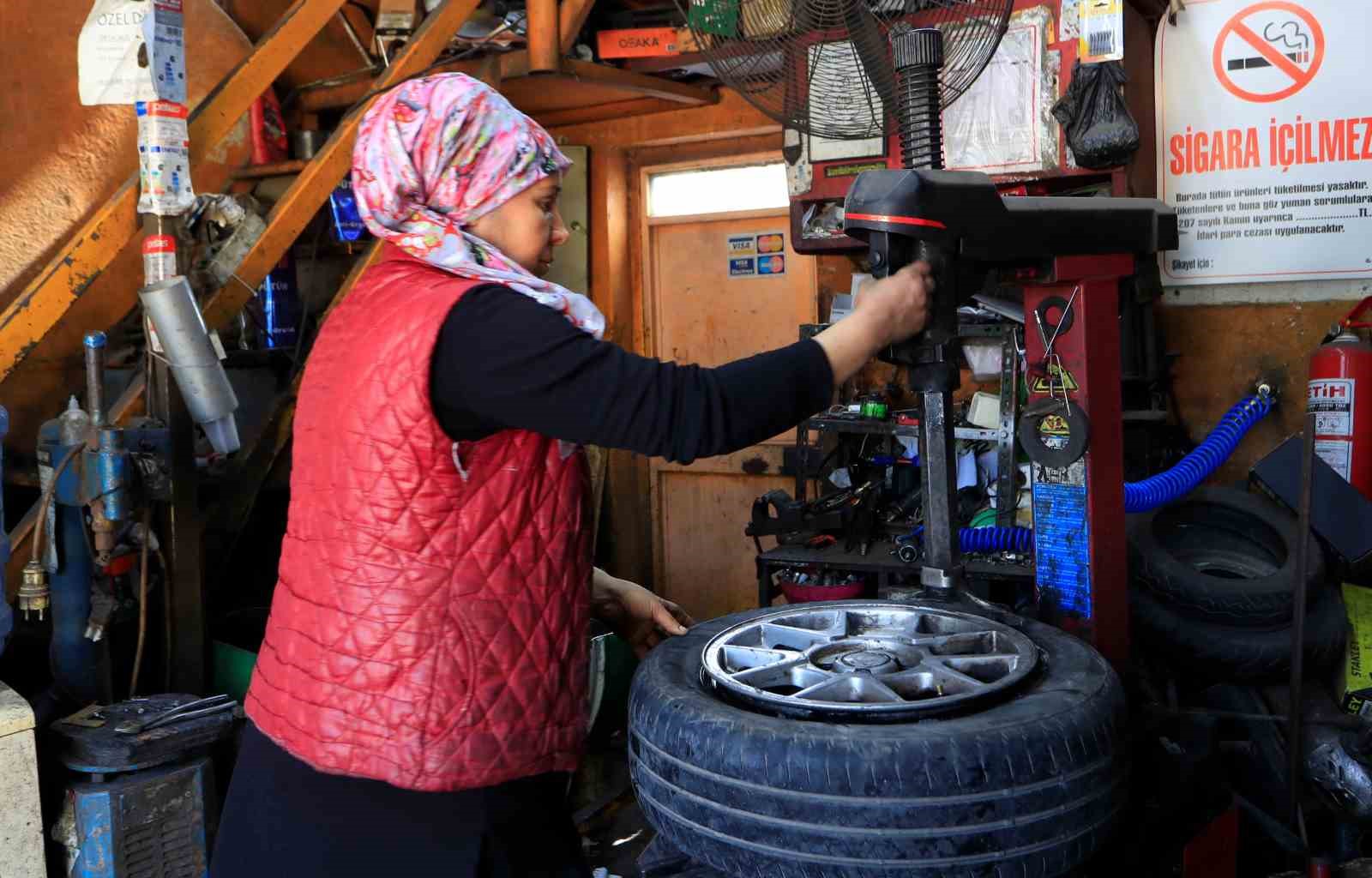Oto lastik tamirine kadın eli değdi: Elinde krikoyu gören şoförler şaşırıyor

