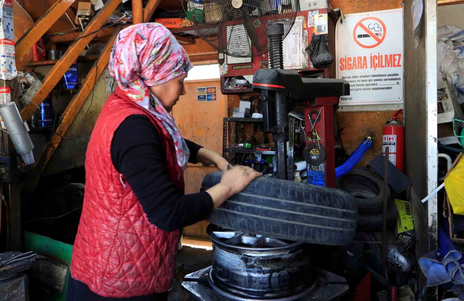 Oto lastik tamirine kadın eli değdi: Elinde krikoyu gören şoförler şaşırıyor
