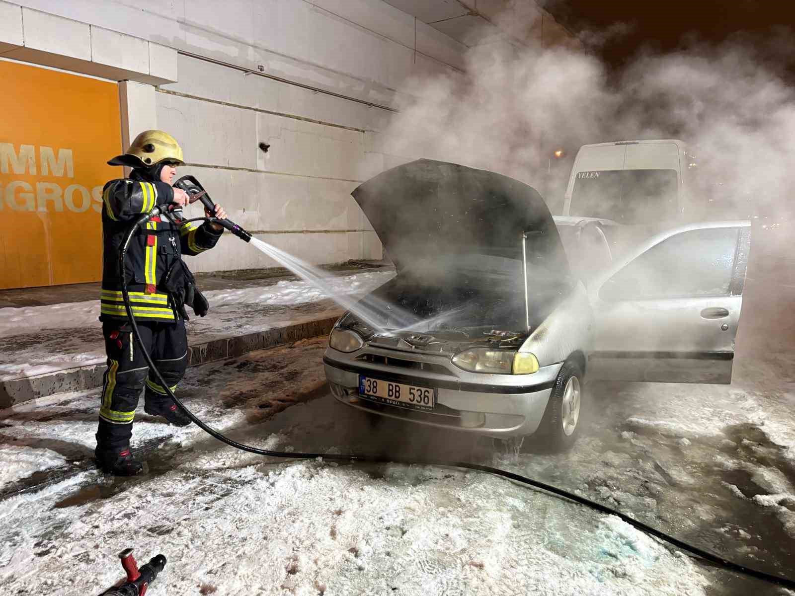 Oto tamircisinden yeni çıkardığı otomobili alev aldı
