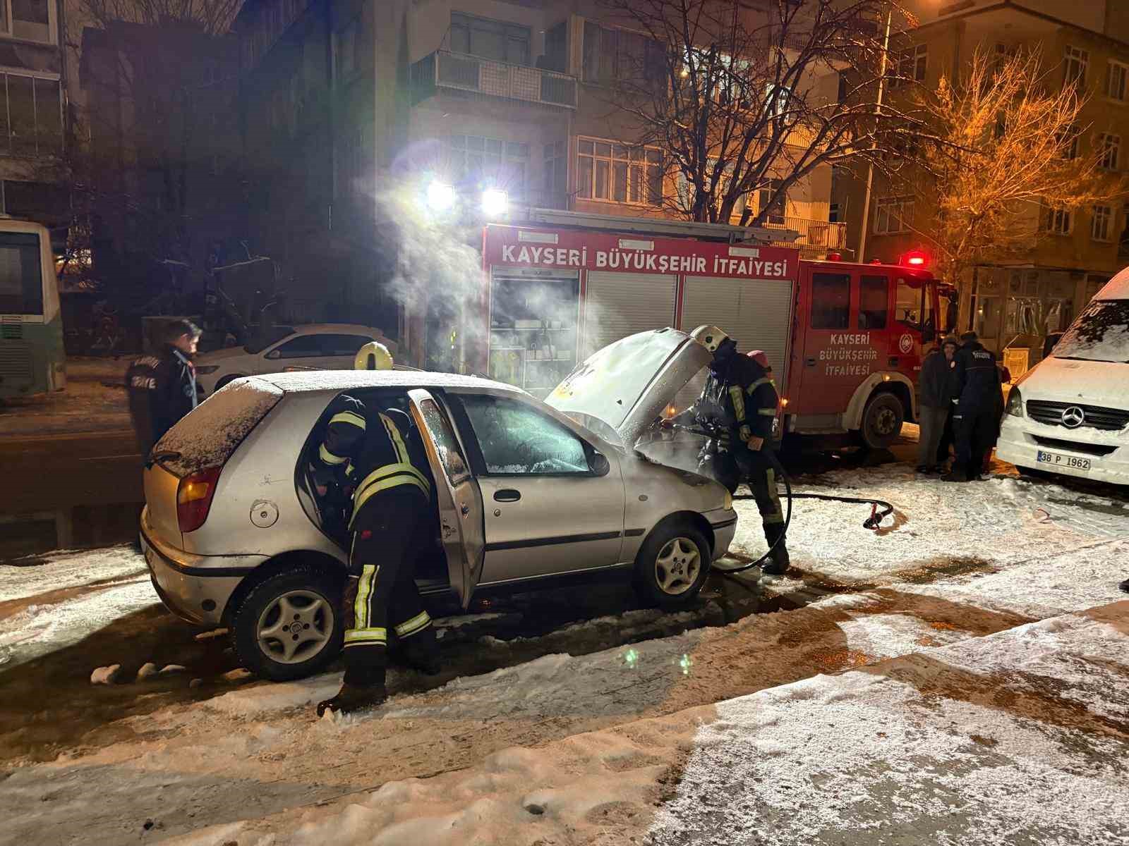 Oto tamircisinden yeni çıkardığı otomobili alev aldı
