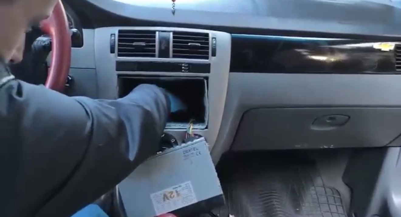 Oto teybinin arkasına gizlenen uyuşturucu ortaya çıkarıldı
