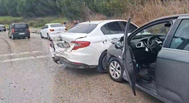 Otobanda zincirleme kaza: 4 araç birbirine girdi
