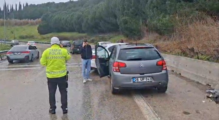 Otobanda zincirleme kaza: 4 araç birbirine girdi
