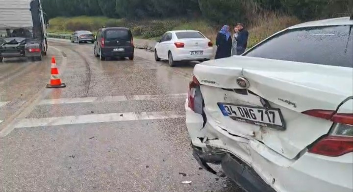 Otobanda zincirleme kaza: 4 araç birbirine girdi
