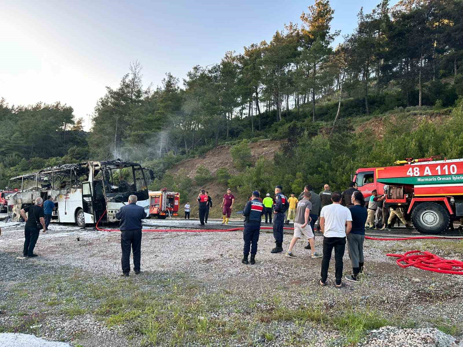 Otobüs alev topuna döndü, yolcular son anda kurtuldu
