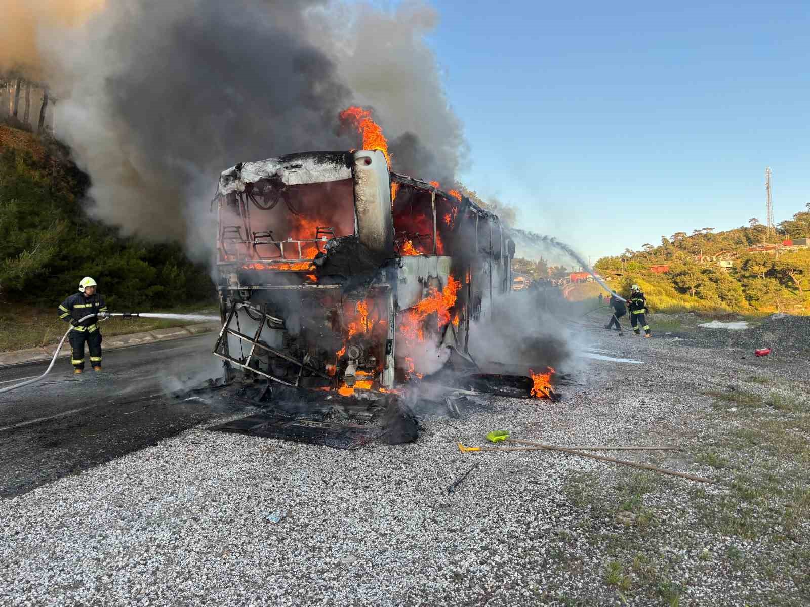 Otobüs alev topuna döndü, yolcular son anda kurtuldu
