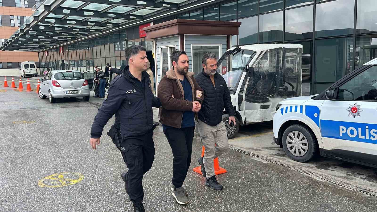 Otobüs durağında uyuşturucu kullanan şüpheli polisten kaçamadı
