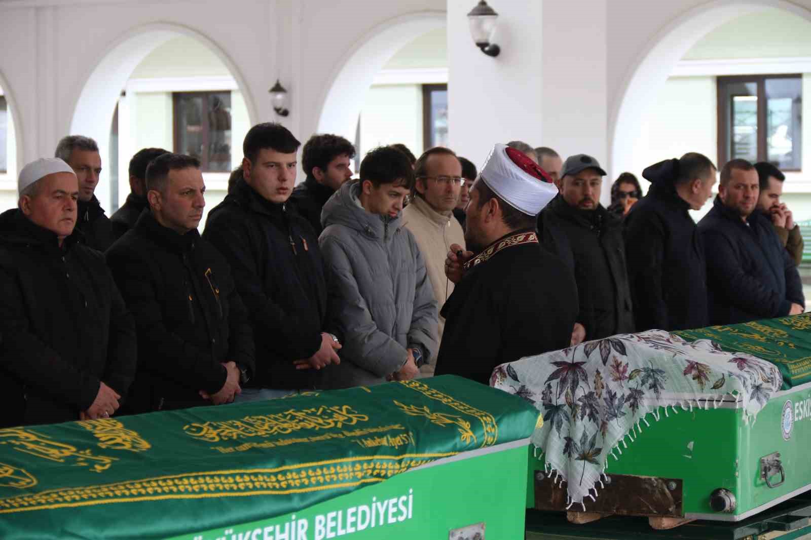 Otobüs kazasında hayatını kaybeden Eskişehirli Resmiye Göktepe son yolculuğuna uğurlandı
