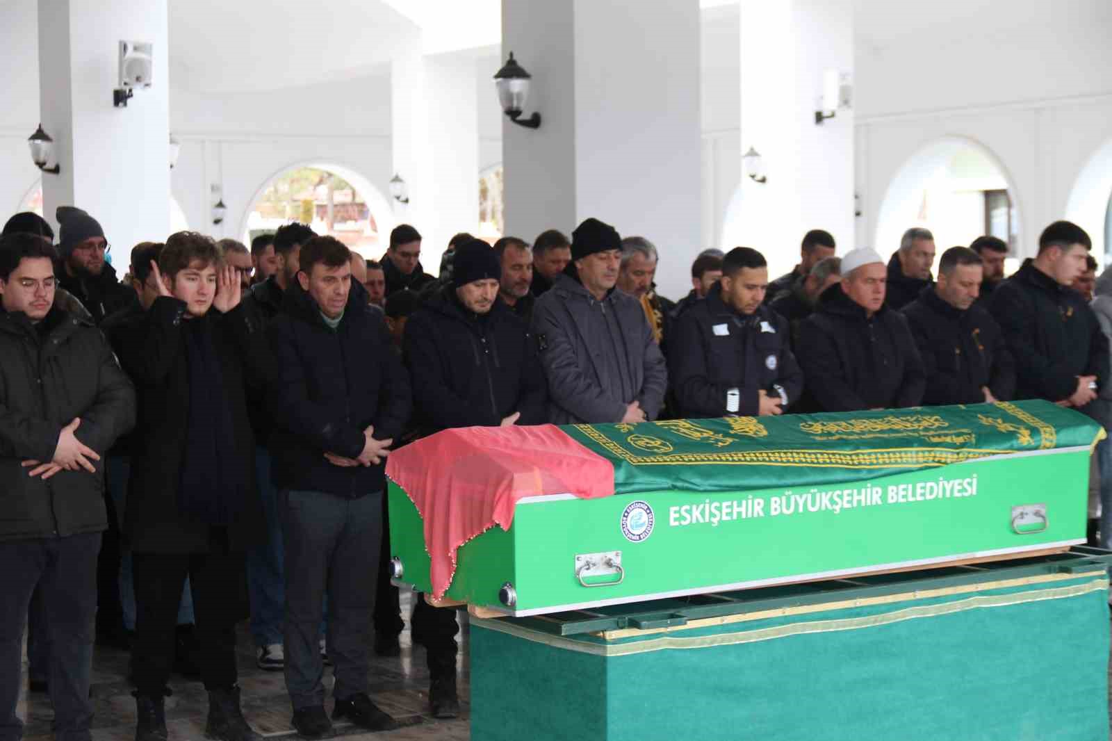 Otobüs kazasında hayatını kaybeden Eskişehirli Resmiye Göktepe son yolculuğuna uğurlandı
