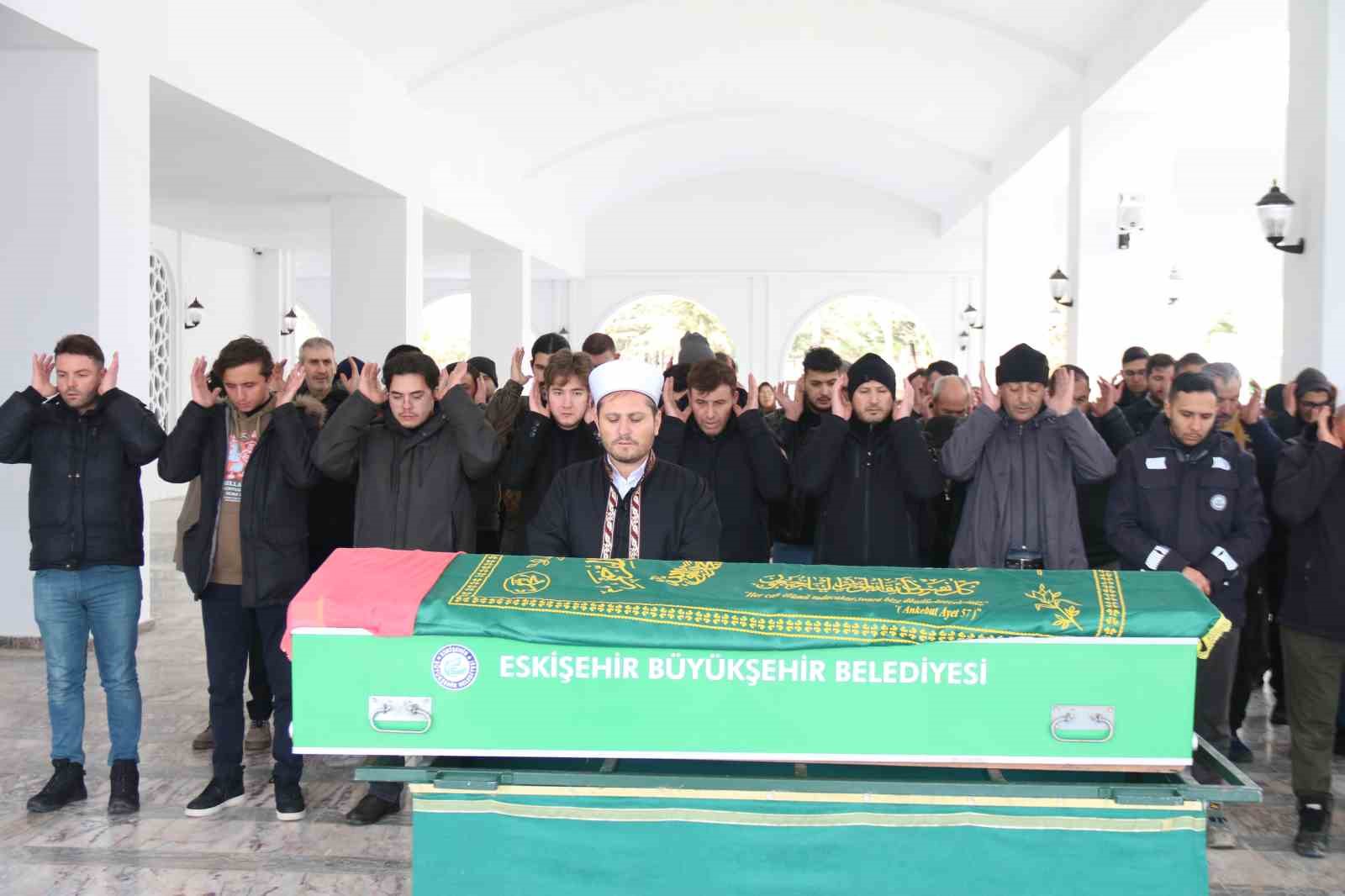 Otobüs kazasında hayatını kaybeden Eskişehirli Resmiye Göktepe son yolculuğuna uğurlandı
