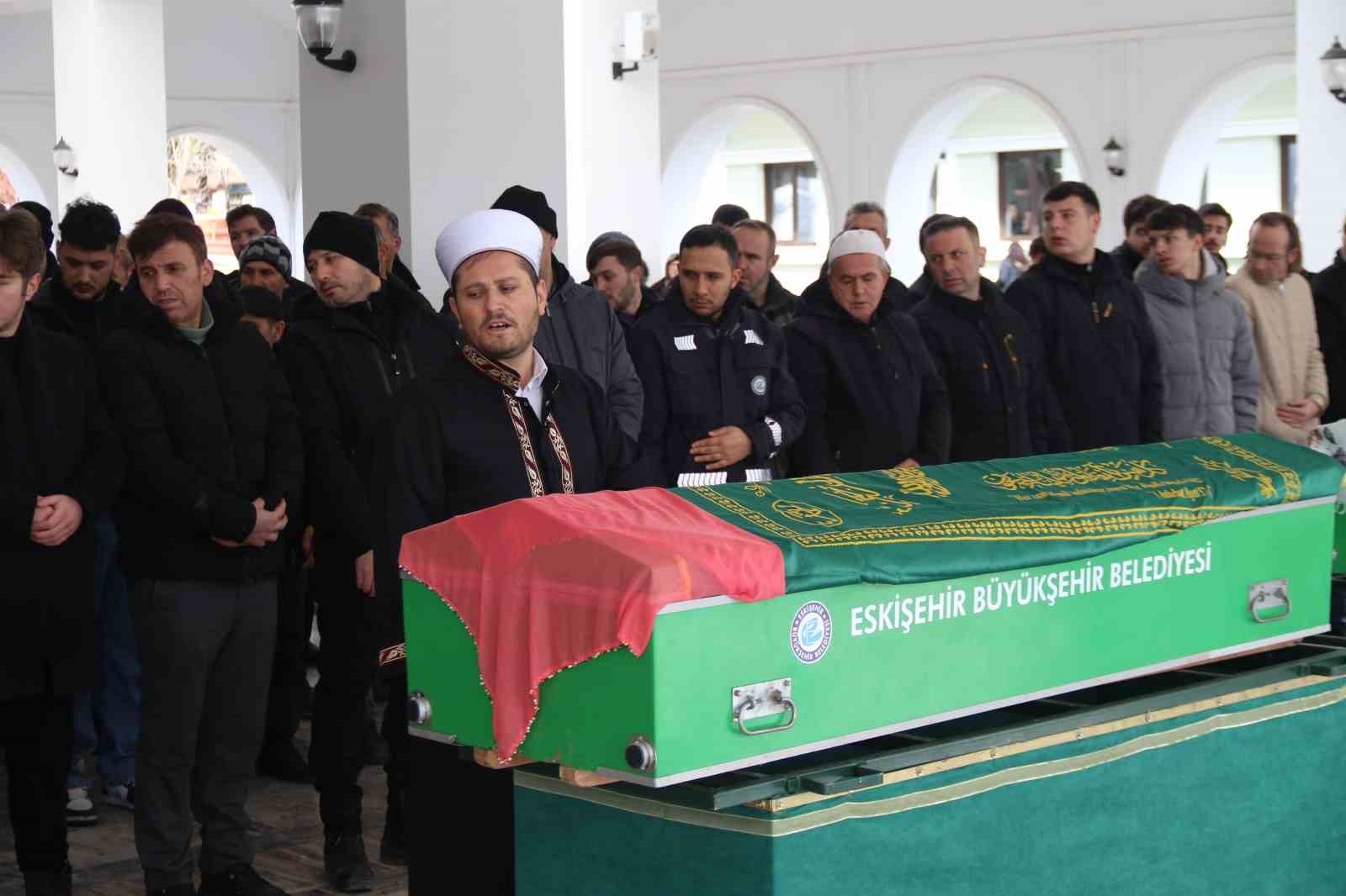 Otobüs kazasında hayatını kaybeden Eskişehirli Resmiye Göktepe son yolculuğuna uğurlandı
