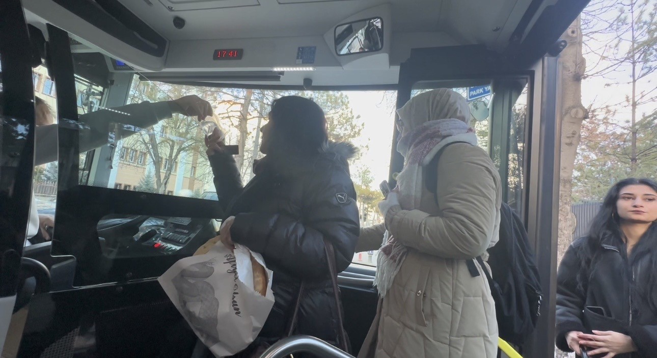 Otobüs şoförü iftara yetişemeyen yolculara yiyecek dağıttı
