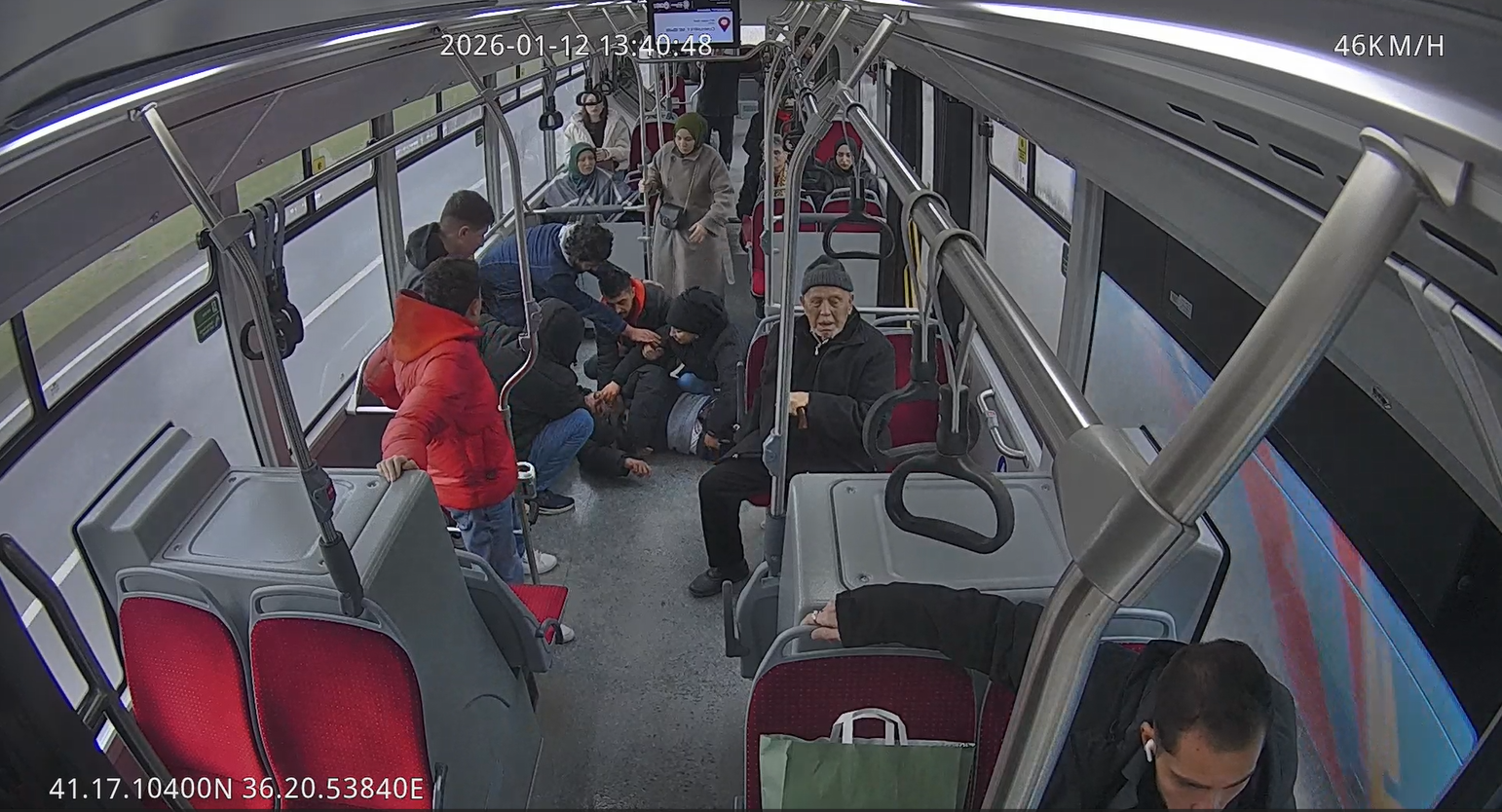 Otobüs şoförü rahatsızlanan yolcuyu hastaneye yetiştirdi
