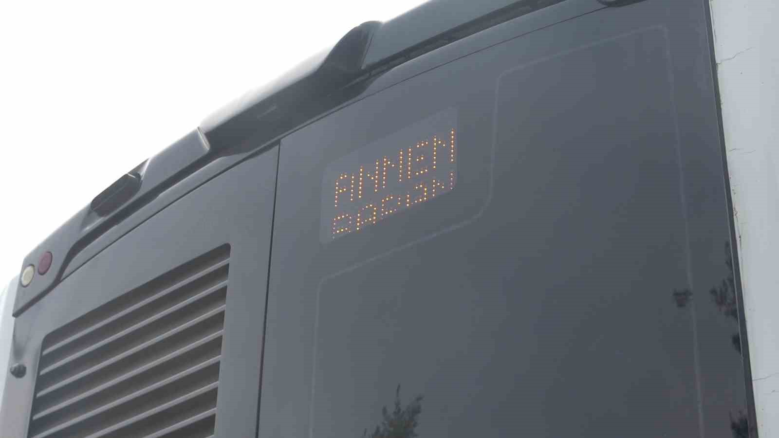 Otobüs şoföründen patenci çocuklara LED’li uyarı: "Patenci kardeş tutma arkadan, anneni babanı ağlatma arkandan"
