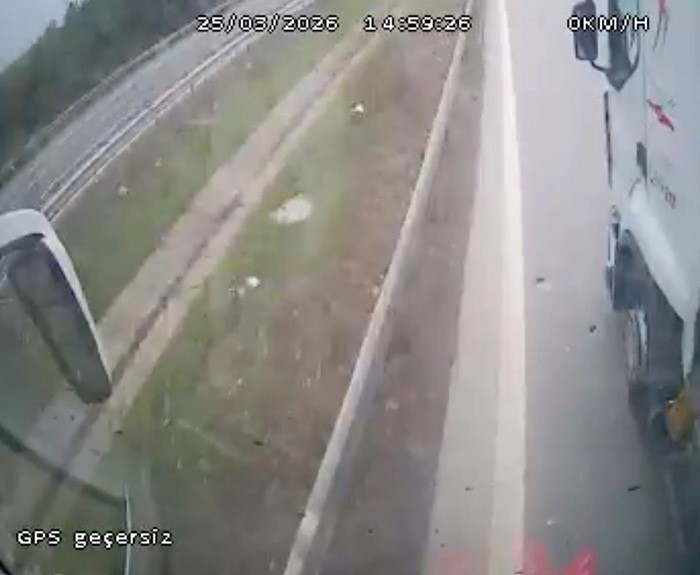 Otobüs şoförünün manevrası faciayı önledi: O anlar kamerada
Otobüs şoförünün manevrası faciayı önledi: O anlar kamerada