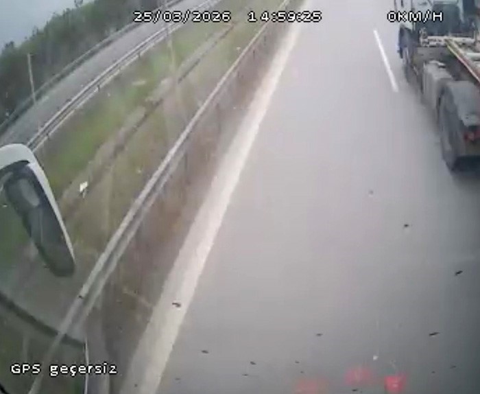 Otobüs şoförünün manevrası faciayı önledi: O anlar kamerada
Otobüs şoförünün manevrası faciayı önledi: O anlar kamerada