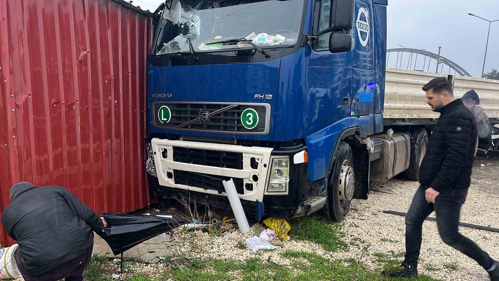 Otobüsle çarpışan tır, barakaya daldı: Ekipler ve vatandaşlar dakikalarca olay yerinde yaralı aradı
