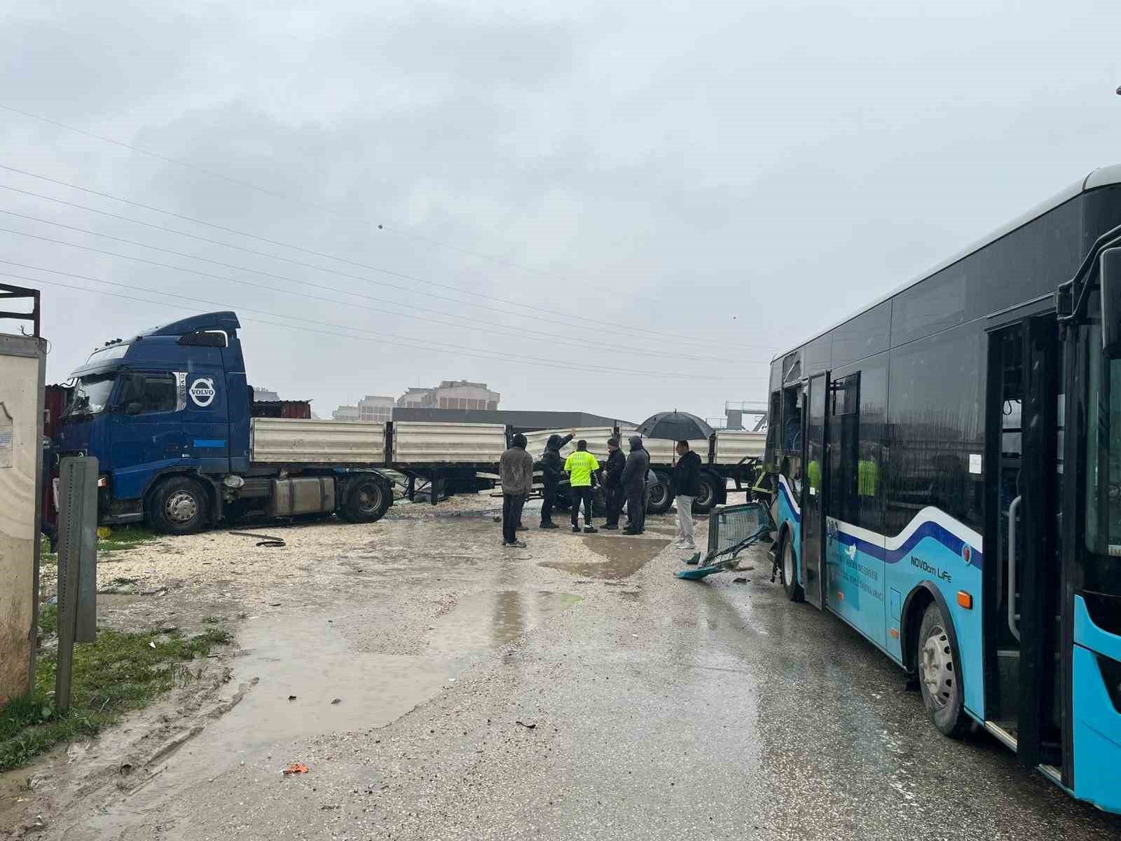 Otobüsle çarpışan tır, barakaya daldı: Ekipler ve vatandaşlar dakikalarca olay yerinde yaralı aradı

