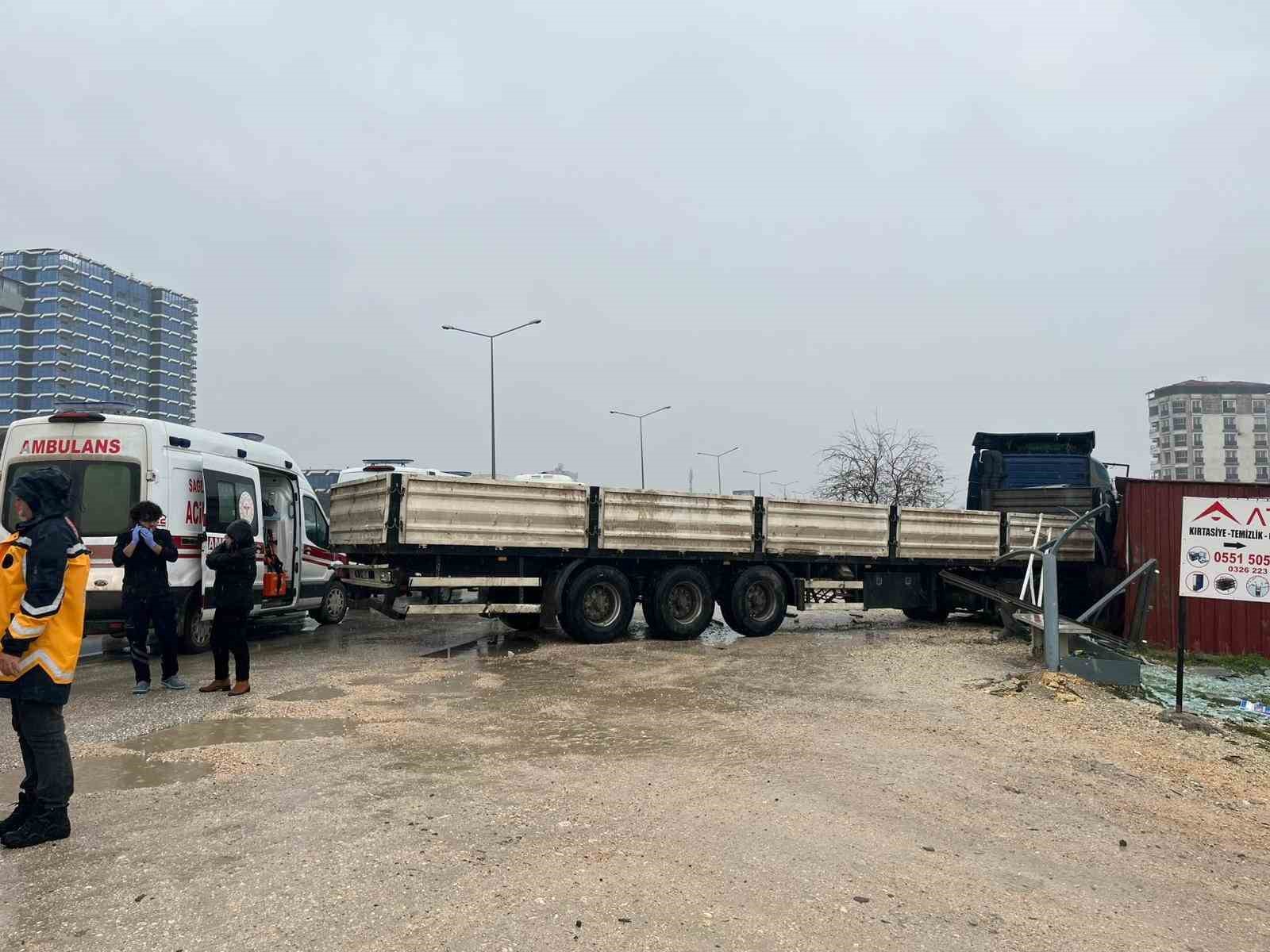 Otobüsle çarpışan tır, barakaya daldı: Ekipler ve vatandaşlar dakikalarca olay yerinde yaralı aradı
