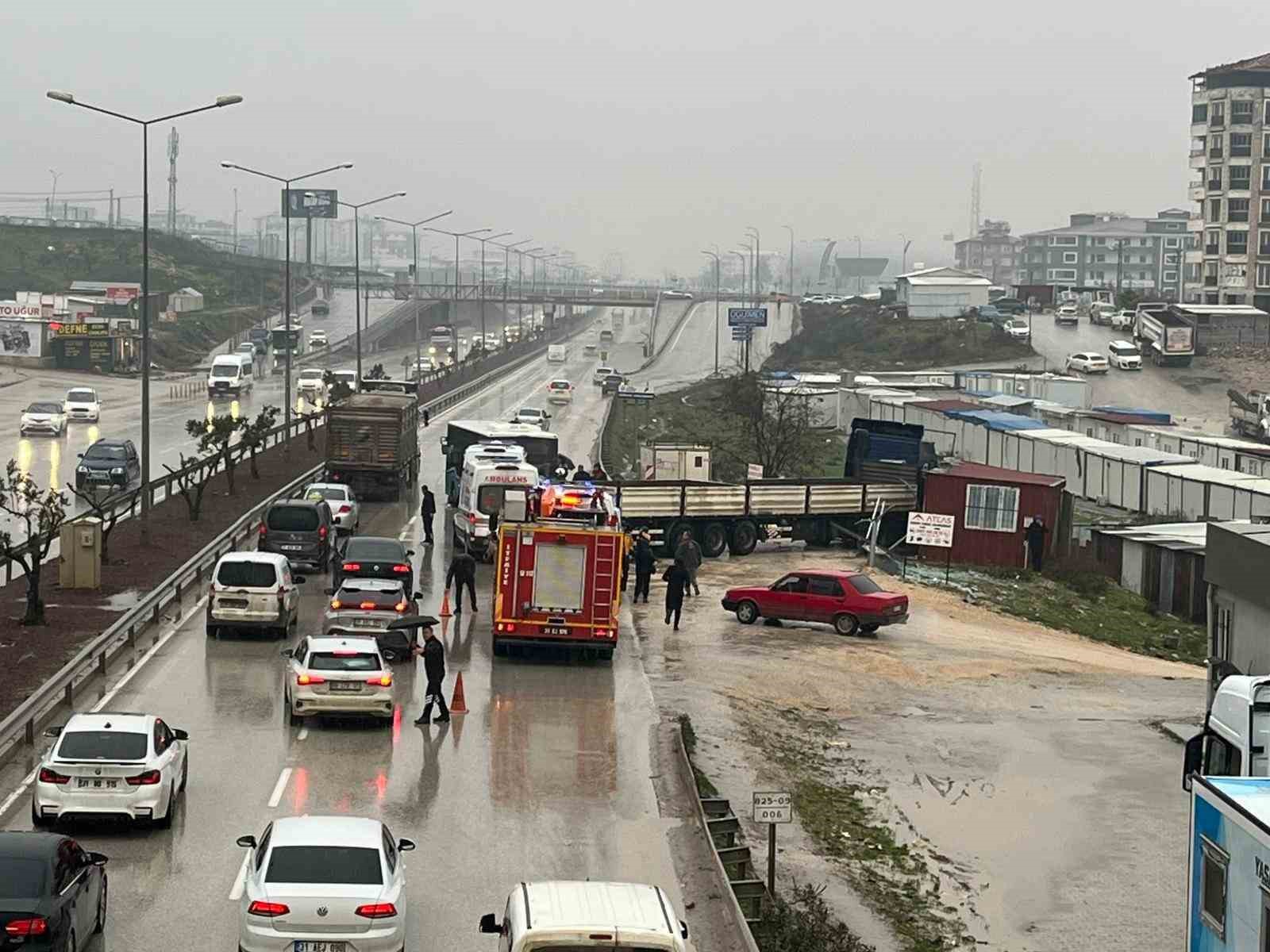 Otobüsle çarpışan tır, barakaya daldı: Ekipler ve vatandaşlar dakikalarca olay yerinde yaralı aradı
