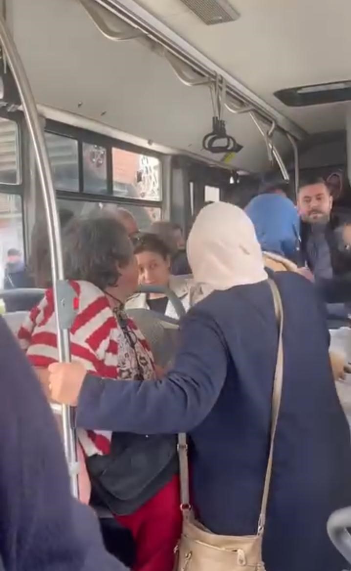 Otobüste kadınlar yer kavgasında şoförün kolunu ısırdı
