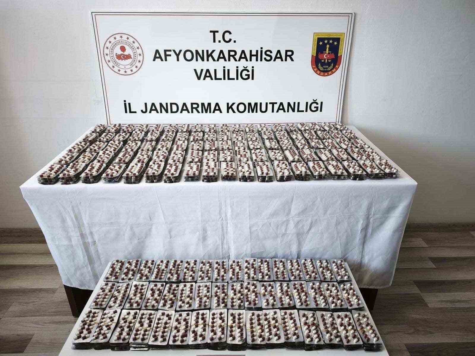 Otobüste seyahat eden şahıs 8 bin 190 adet uyuşturucu hapla yakalandı
