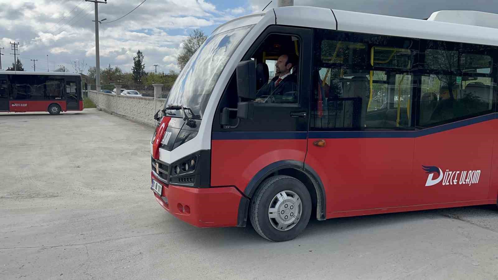 Otobüsü ambulansa çevirdi, bayılan öğrenciyi hastaneye taşıdı
