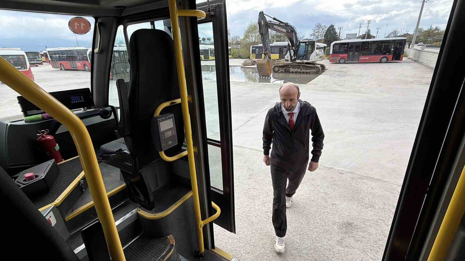 Otobüsü ambulansa çevirdi, bayılan öğrenciyi hastaneye taşıdı
