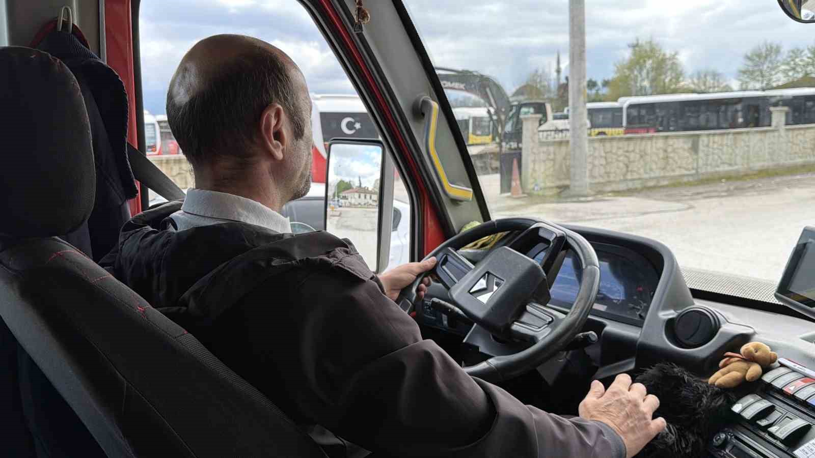Otobüsü ambulansa çevirdi, bayılan öğrenciyi hastaneye taşıdı
