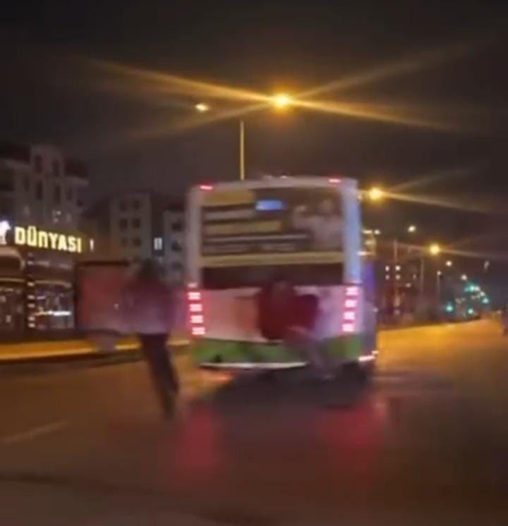 Otobüsün arkasına tutunan çocuklar yürekleri ağza getirdi
