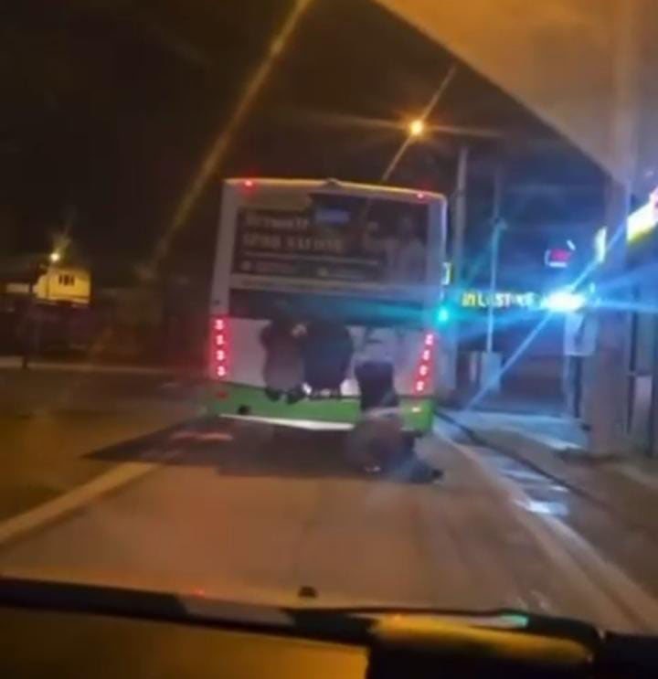 Otobüsün arkasına tutunan çocuklar yürekleri ağza getirdi
