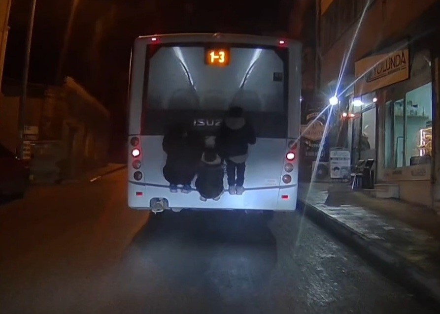 Otobüsün arkasında ölümle dans
