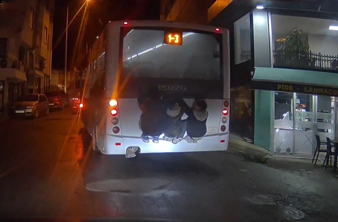 Otobüsün arkasında ölümle dans
