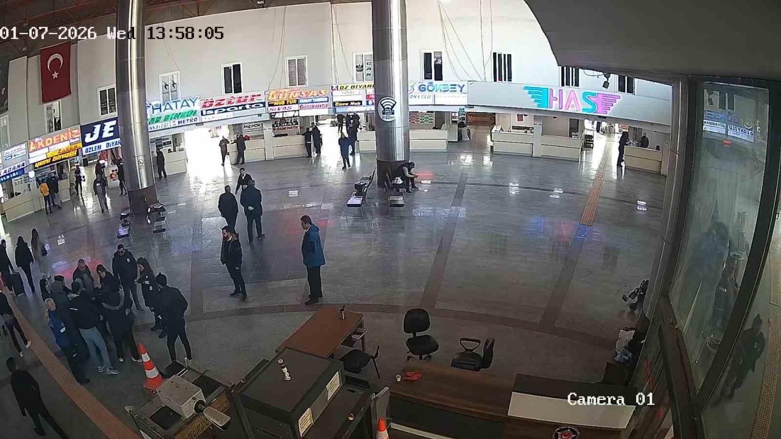 Otogarda bir anda yere yığılan kadına güvenlikten hayat kurtaran müdahale
