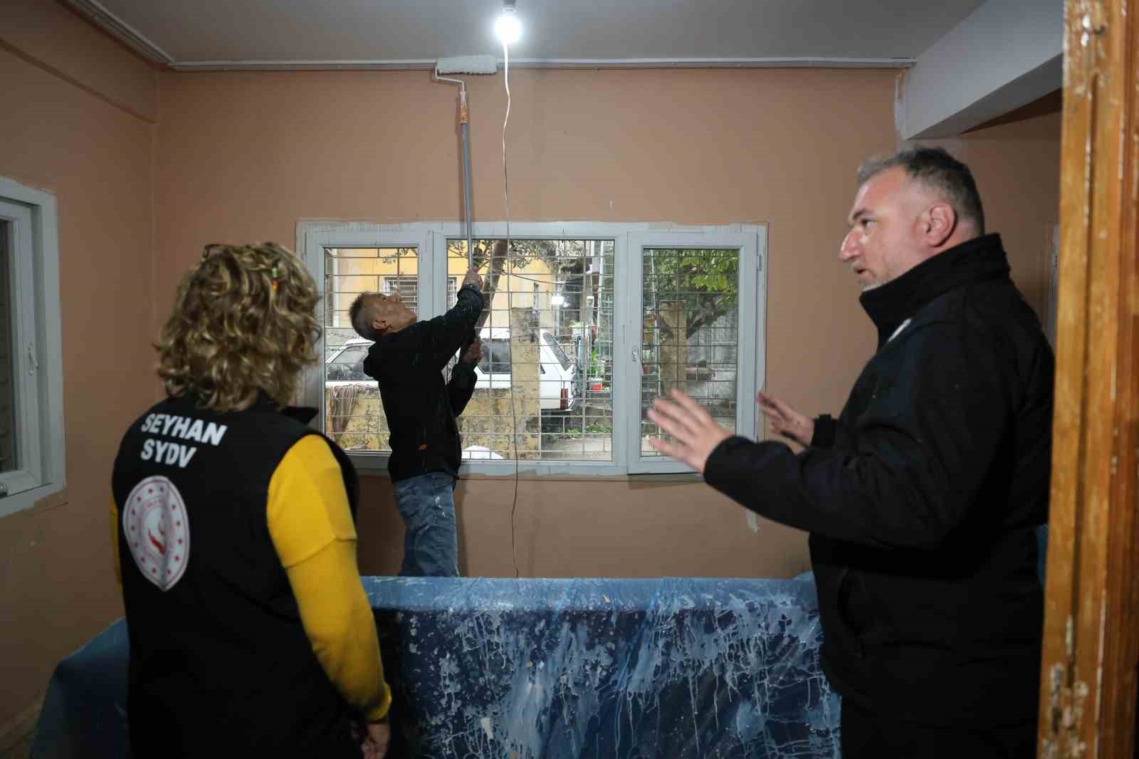 Otogarda söyledikleriyle yürekleri dağlayan çocuk ve ailesi, yeni evlerine kavuştu
