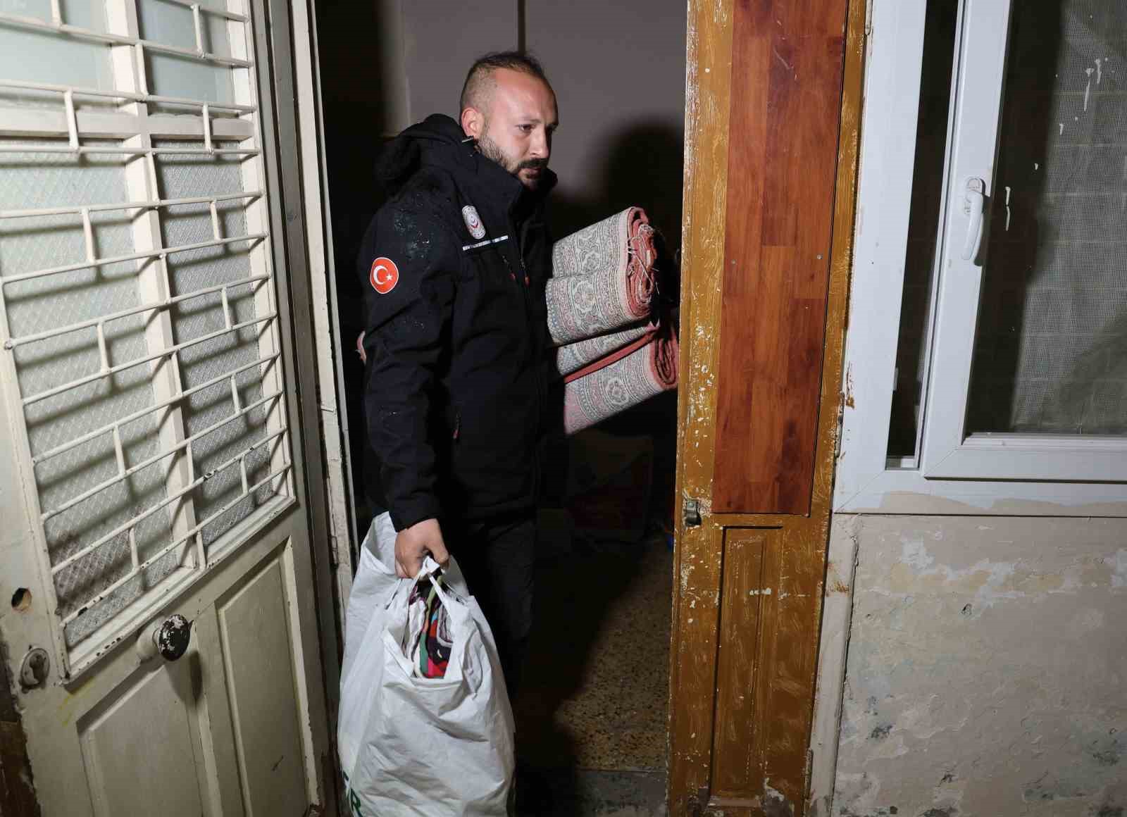 Otogarda söyledikleriyle yürekleri dağlayan çocuk ve ailesi, yeni evlerine kavuştu
