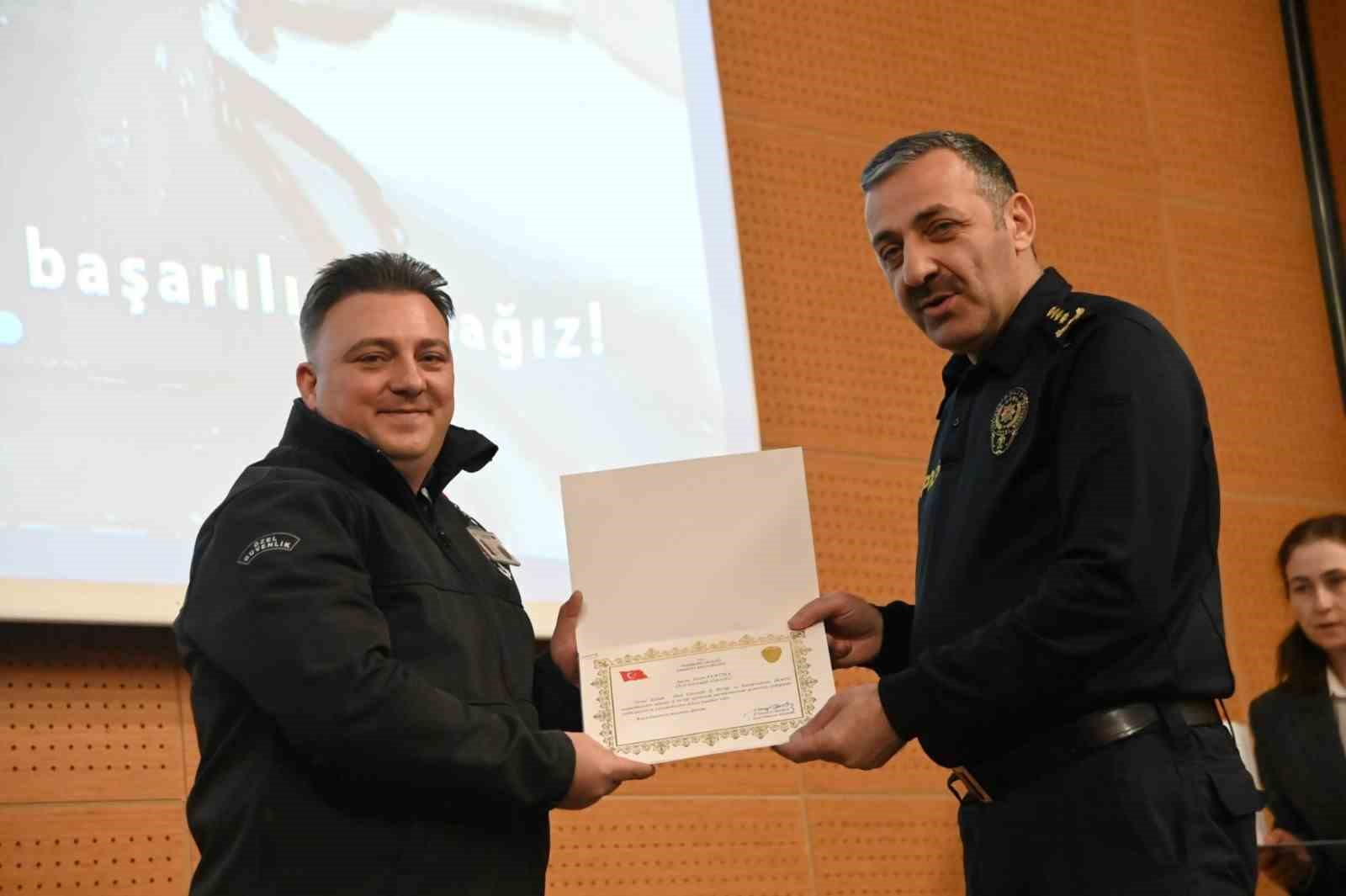 Otogarda uyuşturucu sevkiyatını engelleyen güvenlik personeline plaket
