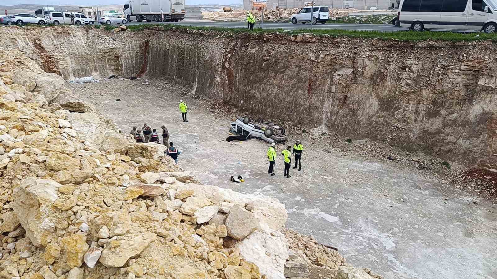 Otomobil 10 metrelik çukura düştü: 1 ölü, 1 yaralı
