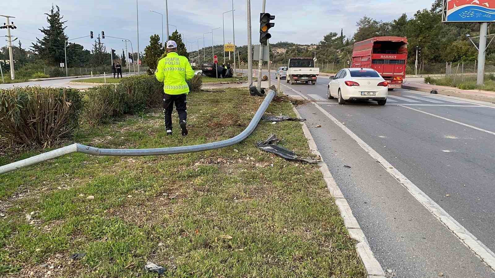 Otomobil 2 direk devirip ters döndü, araçtakiler yarala almadan kurtuldu
