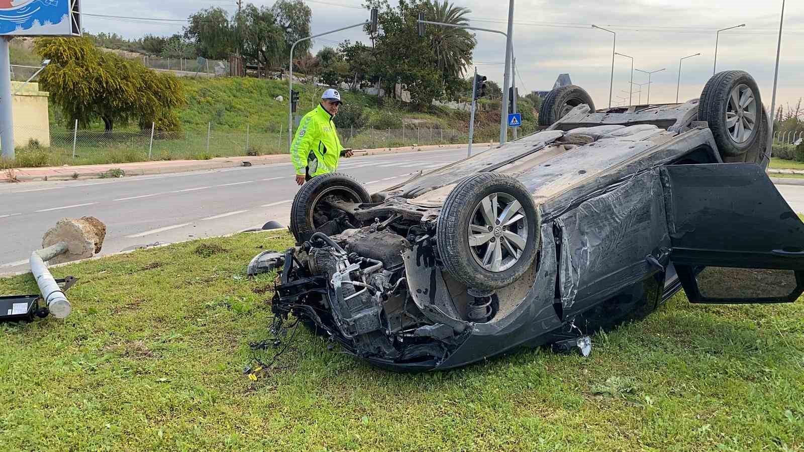 Otomobil 2 direk devirip ters döndü, araçtakiler yarala almadan kurtuldu
