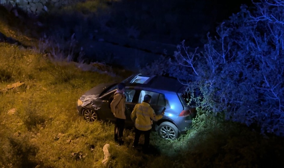 Otomobil 7 metre yükseklikten yuvarlandı, sürücü burnu kanamadan araçtan çıktı
