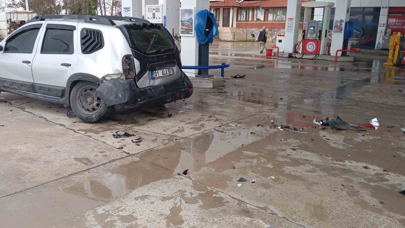Otomobil akaryakıt istasyonuna daldı, facianın eşiğinden dönüldü
