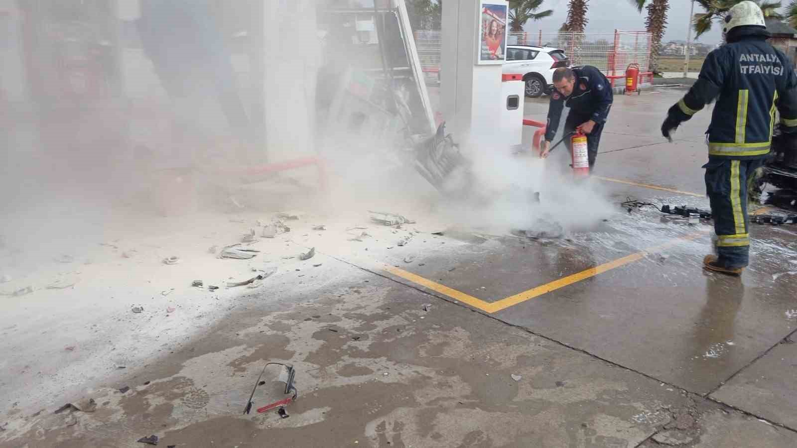 Otomobil akaryakıt istasyonuna daldı, facianın eşiğinden dönüldü
