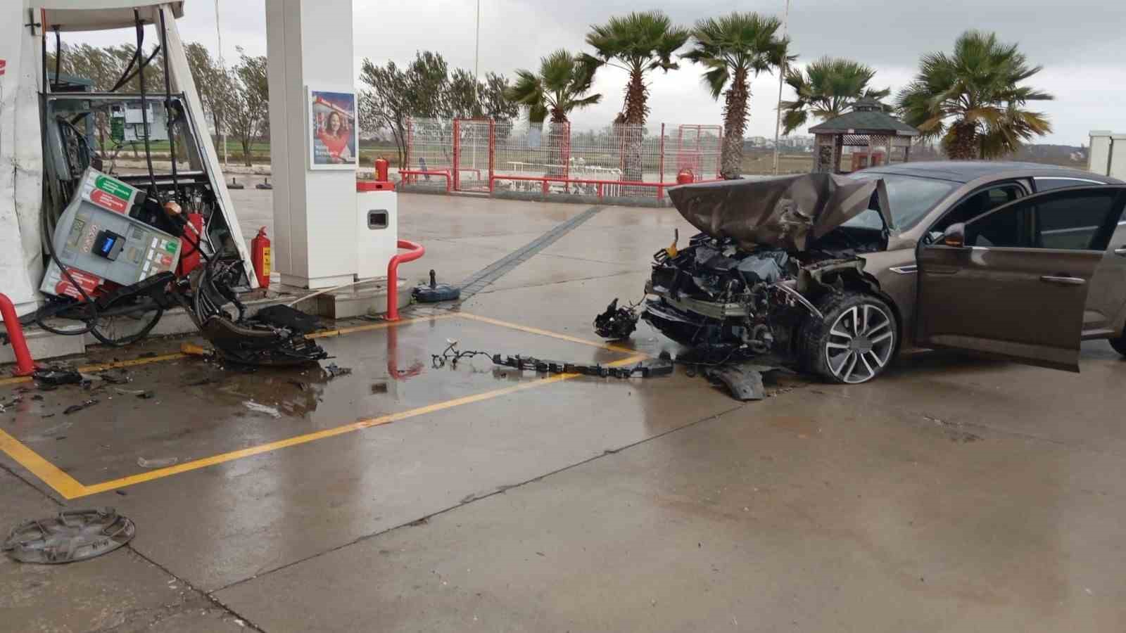 Otomobil akaryakıt istasyonuna daldı, facianın eşiğinden dönüldü
