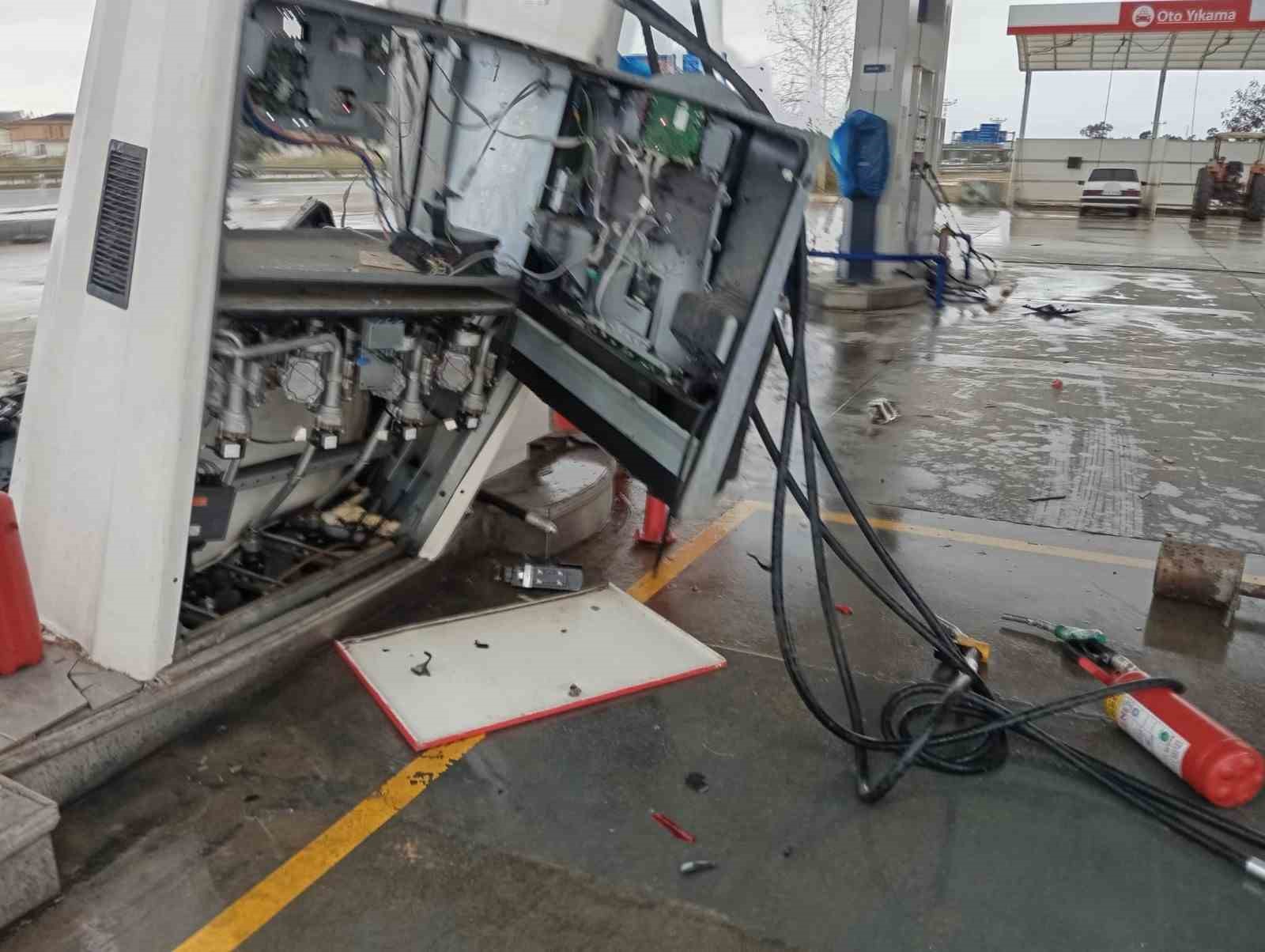 Otomobil akaryakıt istasyonuna daldı, facianın eşiğinden dönüldü
