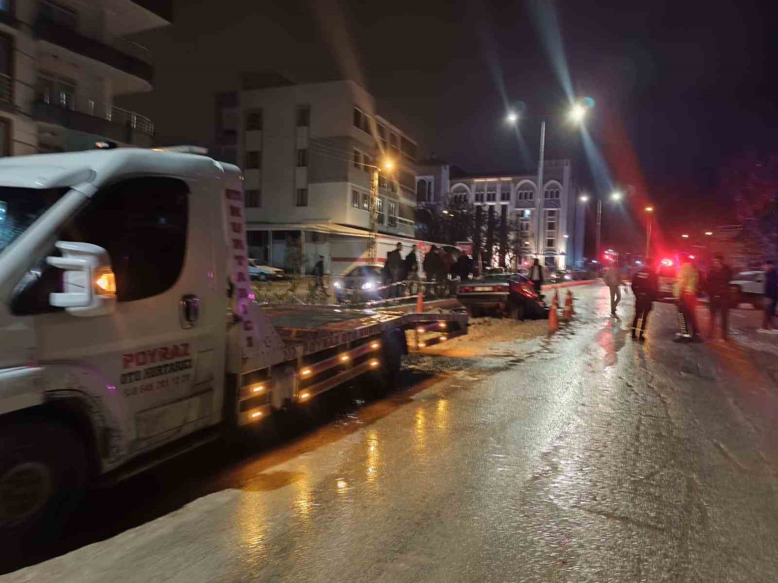 Otomobil alt yapı çukuruna düştü: 1 yaralı
