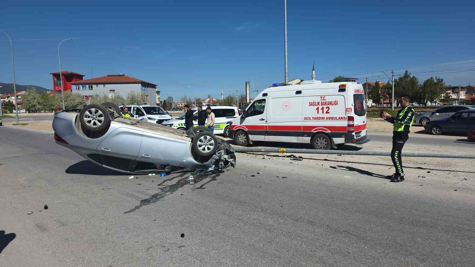 Otomobil aydınlatma direğine çarpıp ters döndü, sürücü yaralandı
