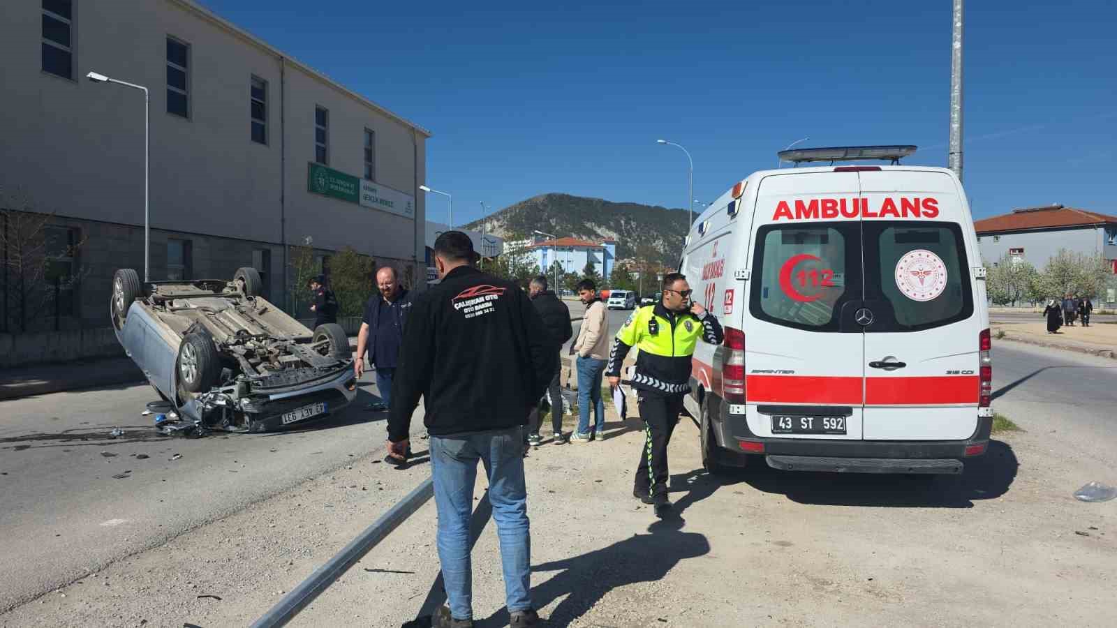Otomobil aydınlatma direğine çarpıp ters döndü, sürücü yaralandı
