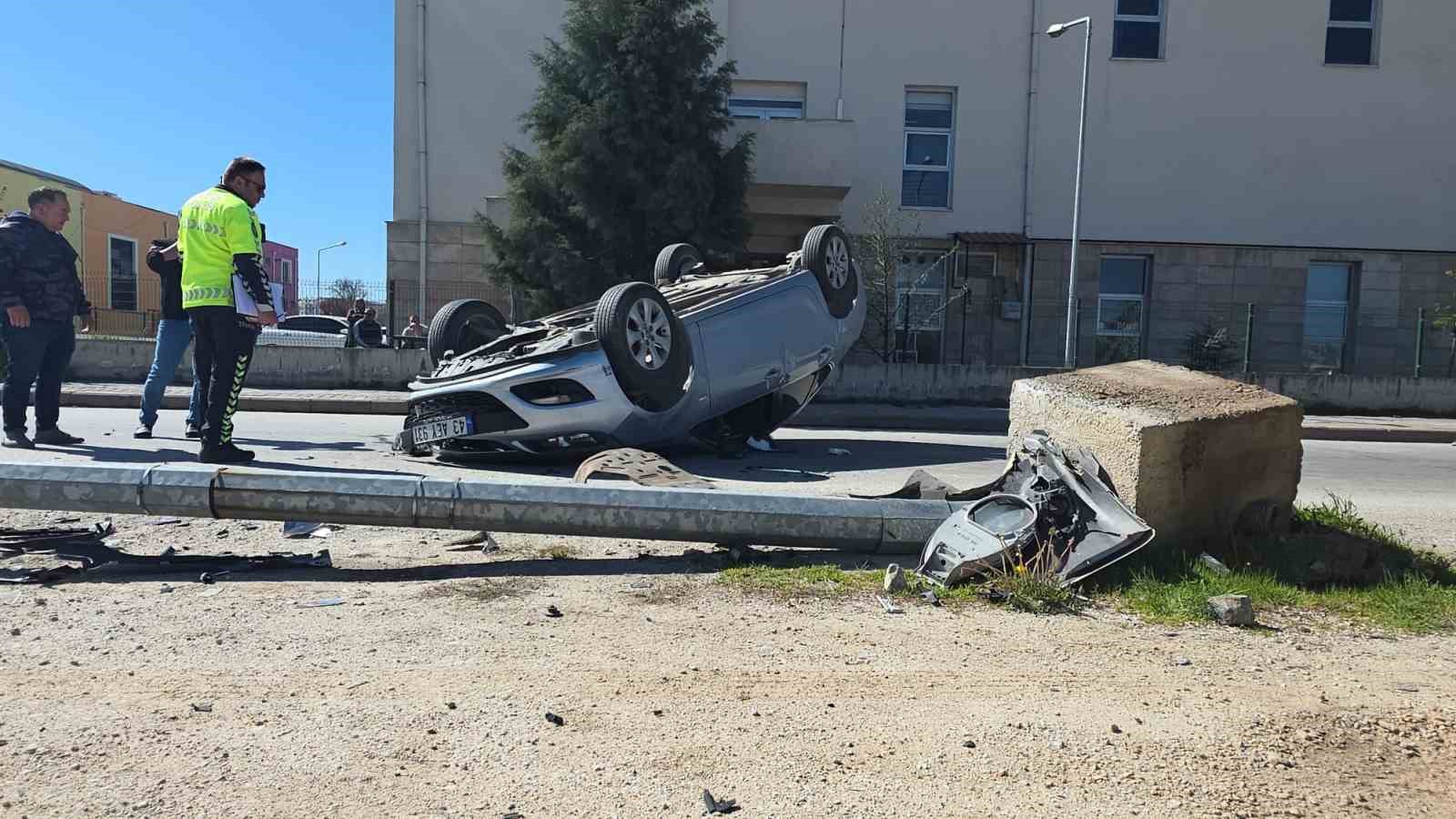 Otomobil aydınlatma direğine çarpıp ters döndü, sürücü yaralandı
