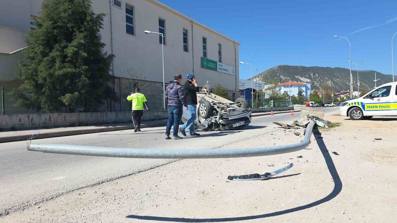 Otomobil aydınlatma direğine çarpıp ters döndü, sürücü yaralandı
